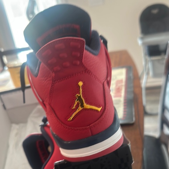 Red and Black Sneakers (USED VNDS) AIR JORDAN RETRO 4 - Picture 7 of 10